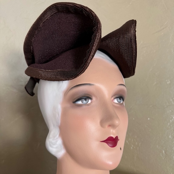 UNIQUE 1930s\' BROWN STRAW & FABRIC TOQUE WITH GROSGRAIN BOWS main image 12